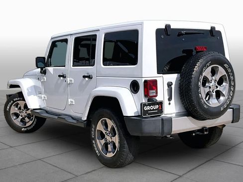 Used 2017 Jeep Wrangler Unlimited Sahara w/ Connectivity Group AWD/4WD image 12