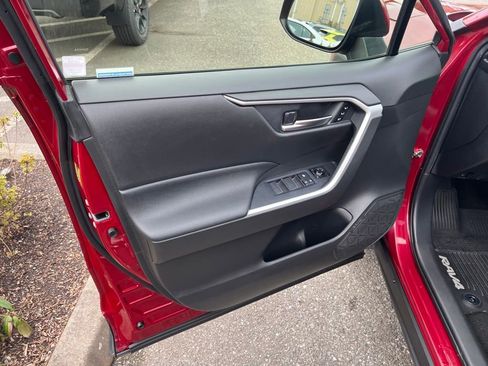 Used 2021 Toyota RAV4 XLE Premium image 10