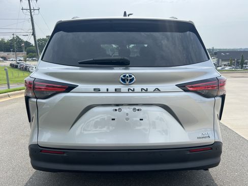 Used 2021 Toyota Sienna XLE FWD image 8