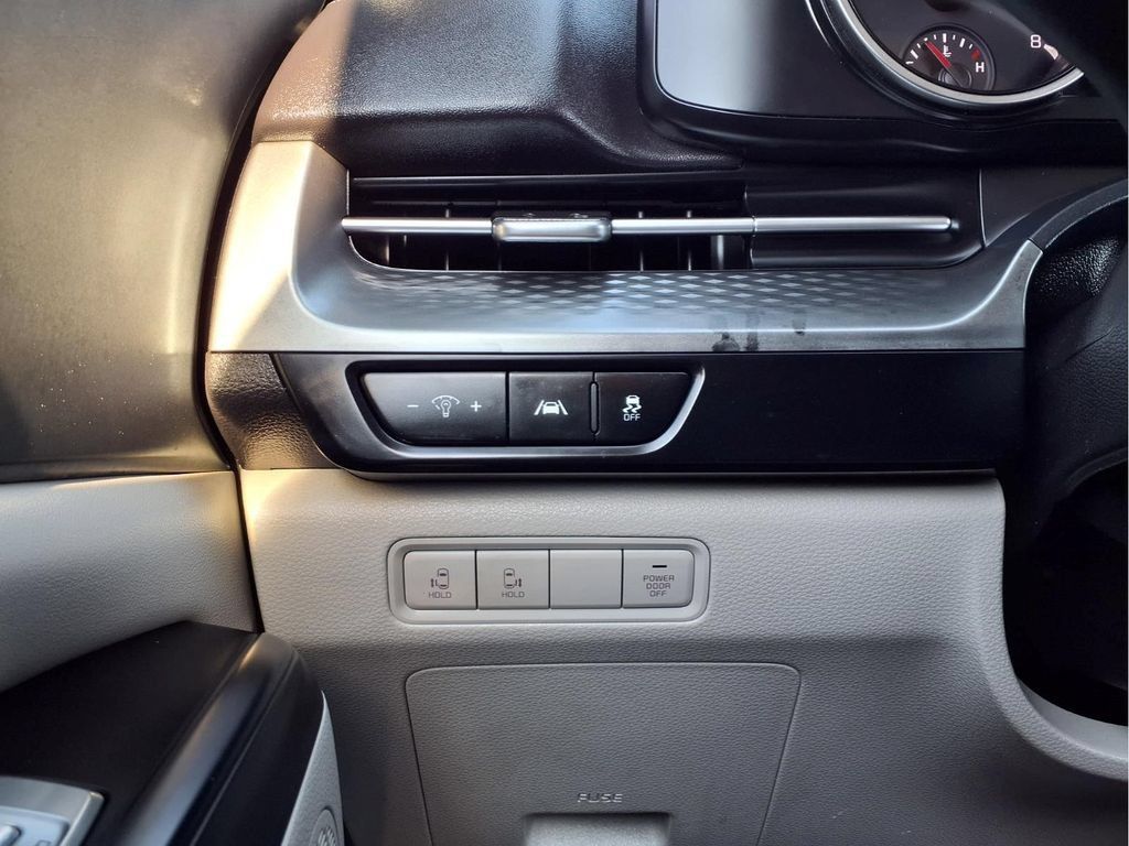 Used 2023 Kia Carnival LX FWD image 18