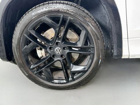 Used 2025 Volkswagen Tiguan SE R-Line AWD/4WD image 30