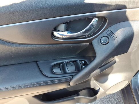 Used 2015 Nissan Rogue SV FWD image 3