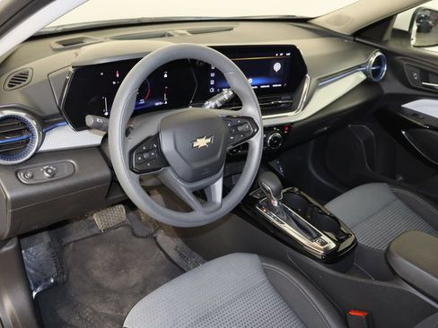 Used 2025 Chevrolet Trax LT FWD image 25