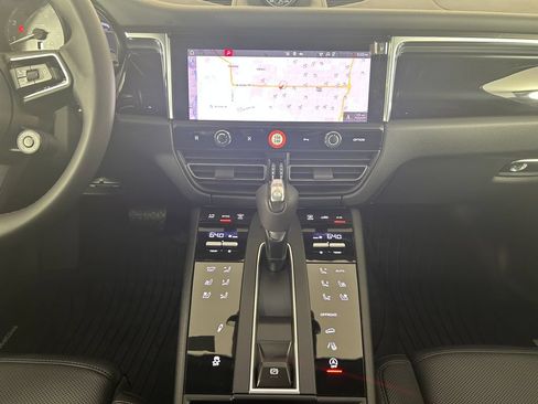 Certified 2025 Porsche Macan S AWD/4WD image 19