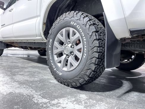 Used 2017 Toyota Tacoma TRD Off-Road image 9