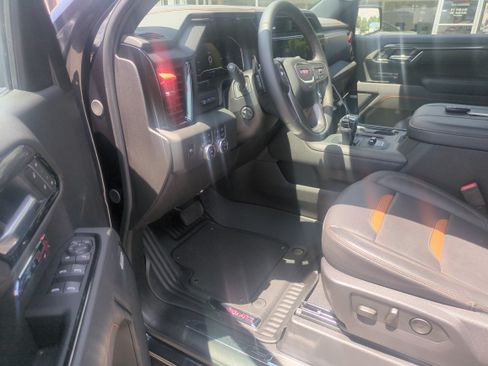 Used 2025 GMC Sierra 1500 AT4 w/ AT4 Premium Package AWD/4WD image 8