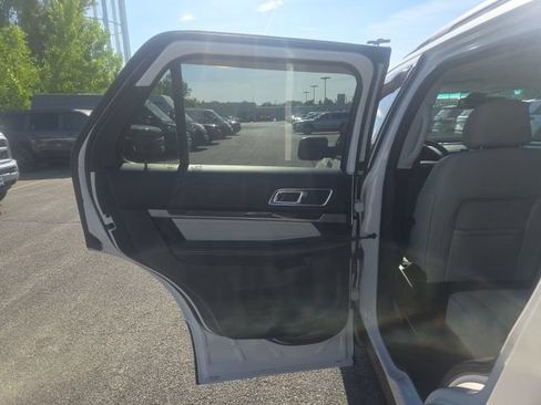 Used 2017 Ford Explorer Platinum AWD/4WD image 17