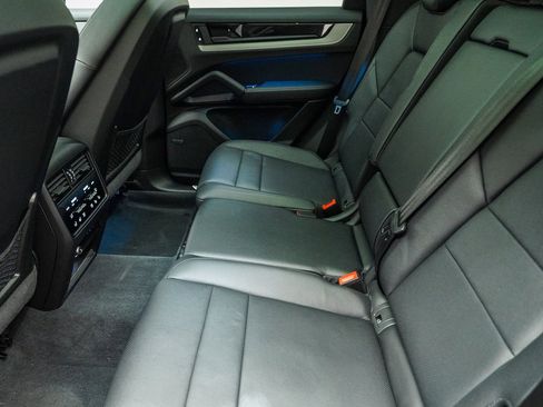 Used 2025 Porsche Cayenne image 24
