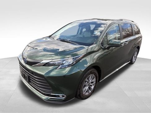 Used 2024 Toyota Sienna XLE image 2