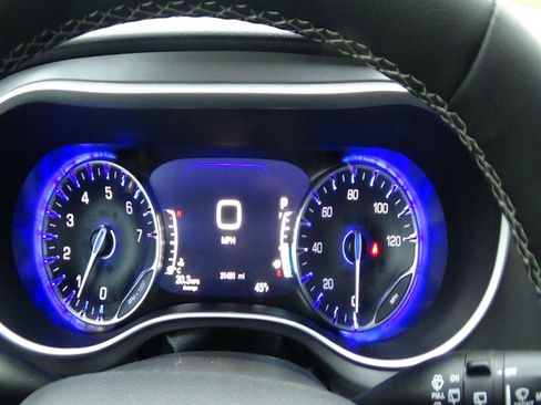 Certified 2025 Chrysler Pacifica Select image 22