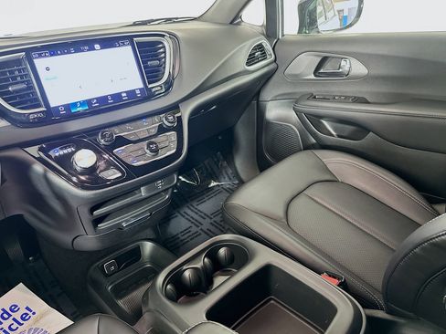 Used 2026 Chrysler Pacifica Select FWD image 21