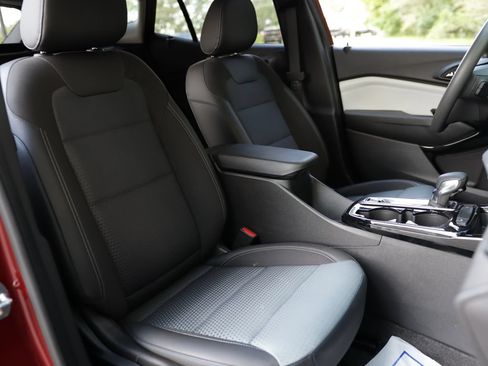Used 2025 Chevrolet Trax LT FWD image 26