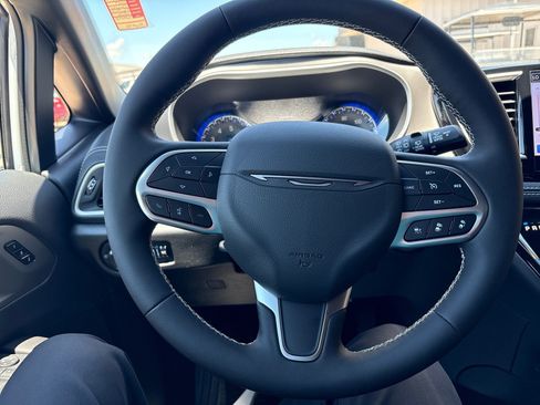 New 2027 Chrysler Pacifica Select FWD image 14