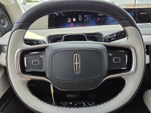New 2026 Lincoln Navigator Premiere AWD/4WD image 19