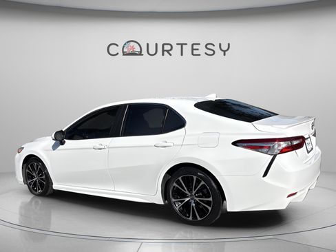 Used 2020 Toyota Camry SE image 5