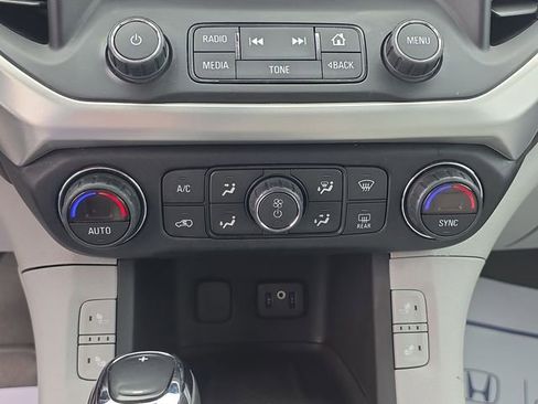 Used 2018 GMC Acadia SLT image 25