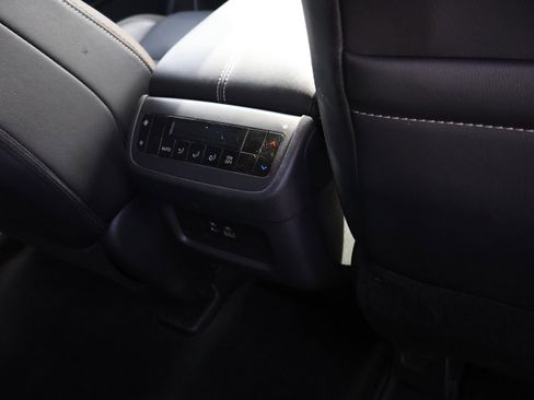 Used 2025 Nissan Pathfinder SL image 16