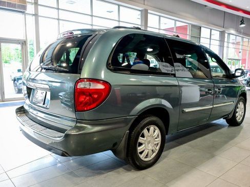 Used 2006 Chrysler Town & Country Touring FWD image 5