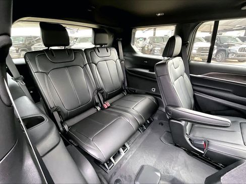 New 2025 Jeep Grand Cherokee L Limited w/ Black Appearance Package AWD/4WD image 24