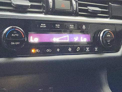 Used 2024 Nissan Pathfinder SL image 38