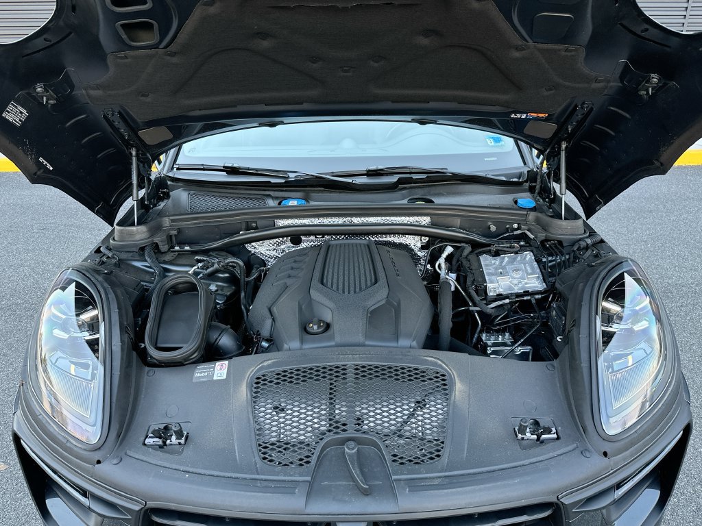 Certified 2026 Porsche Macan AWD/4WD image 32