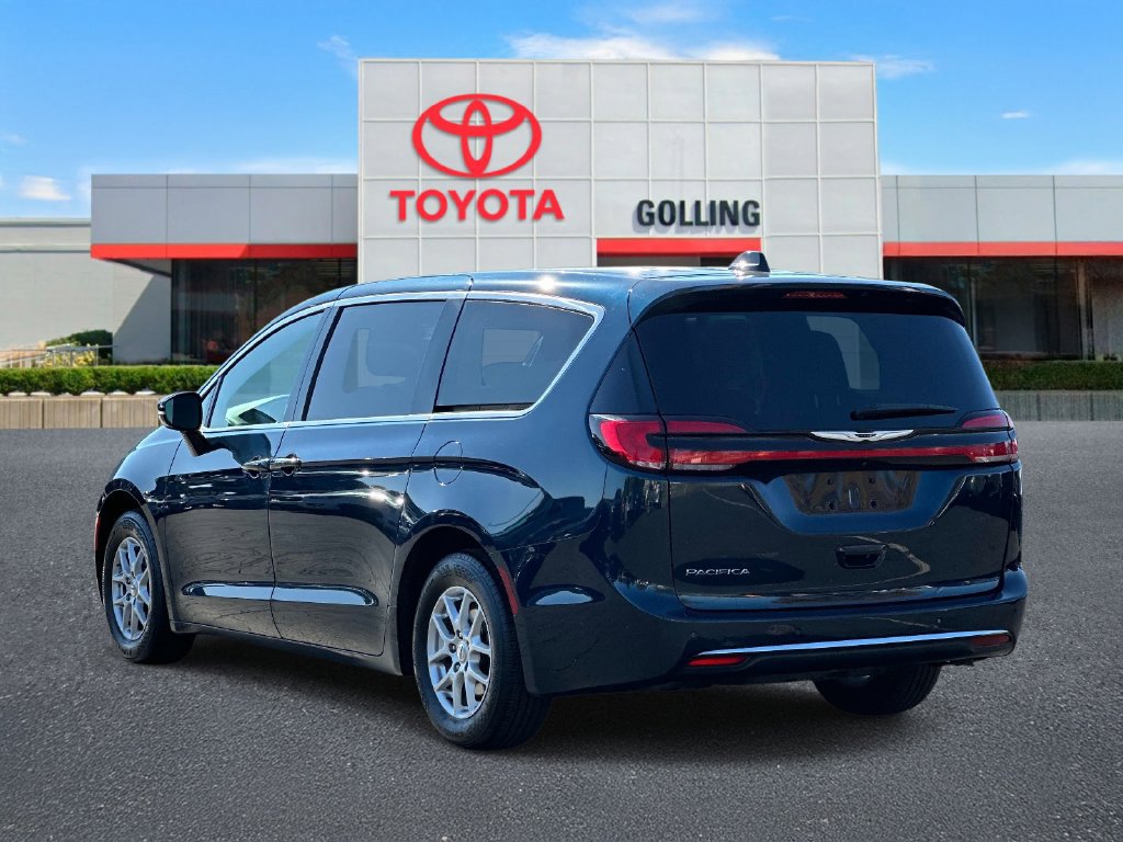 Used 2024 Chrysler Pacifica Touring FWD image 4