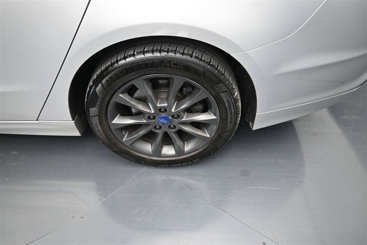 Used 2017 Ford Fusion SE w/ Fusion SE Technology Package FWD image 18