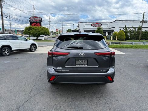 Used 2022 Toyota Highlander LE image 6