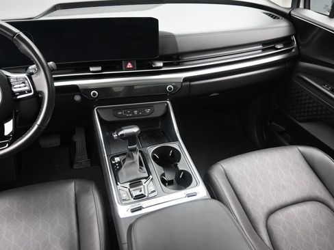 Used 2025 Kia Carnival SX w/ SX Dark Edition Package FWD image 16