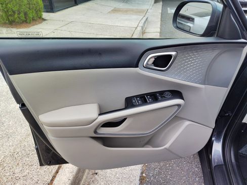 Used 2025 Kia Soul LX image 19