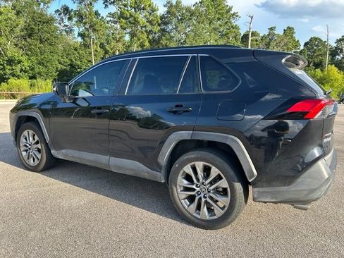 Used 2021 Toyota RAV4 XLE Premium FWD image 5