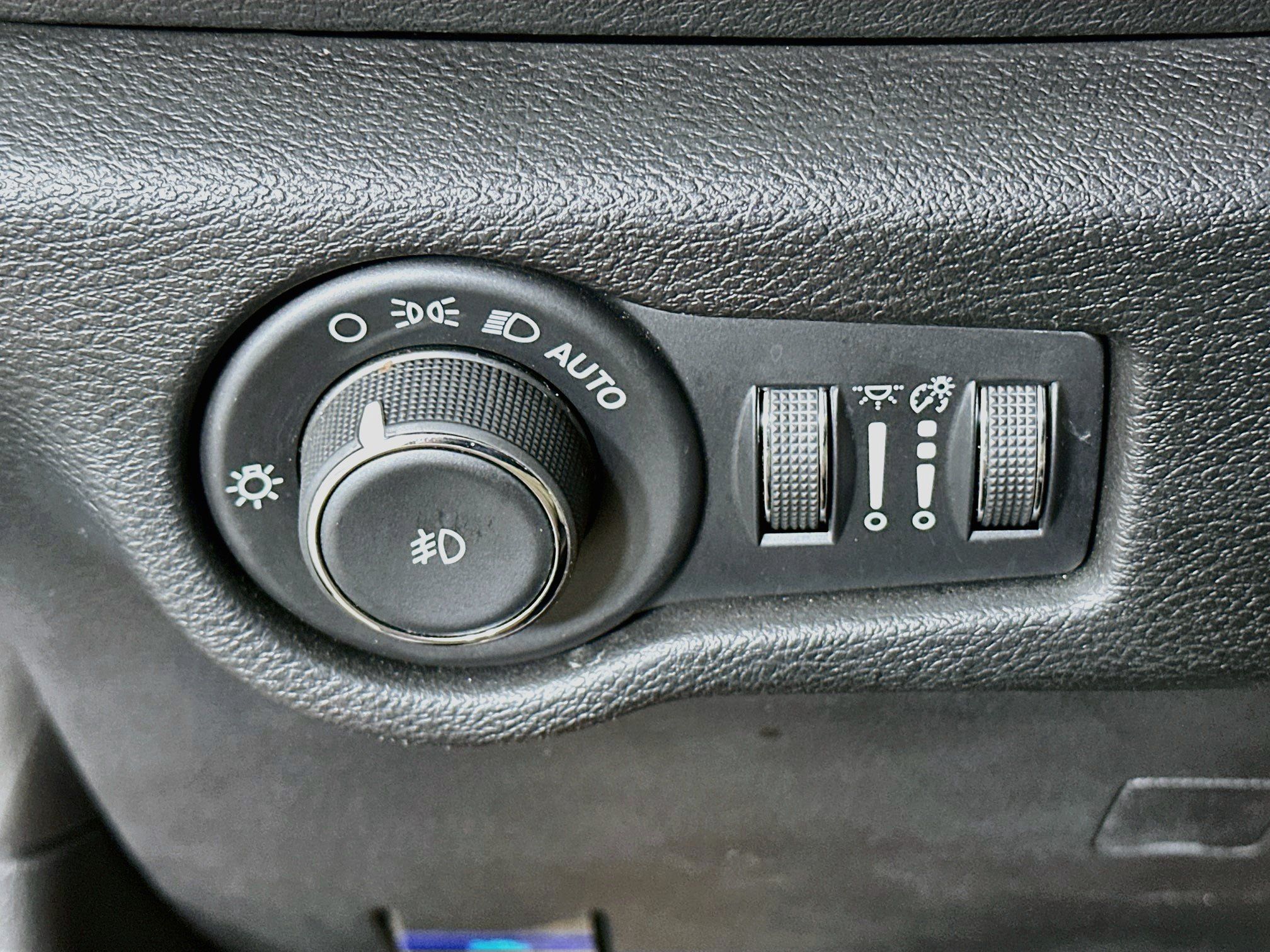 Used 2025 Chrysler Pacifica Select FWD image 17