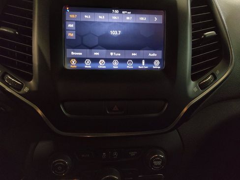 Used 2019 Jeep Cherokee Latitude w/ Popular Appearance Group FWD image 25