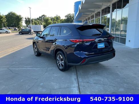 Used 2022 Toyota Highlander XLE AWD/4WD image 4