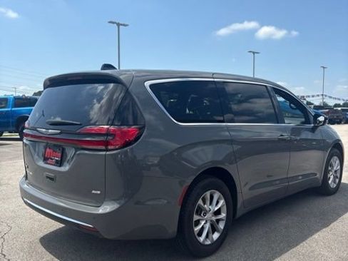 Used 2025 Chrysler Pacifica Select AWD/4WD image 10