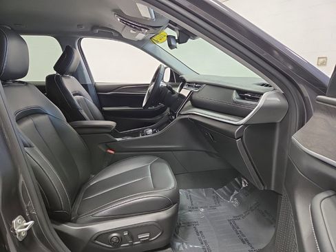 Used 2024 Jeep Grand Cherokee Limited w/ Black Appearance Package image 9