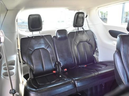 Used 2024 Chrysler Pacifica Touring-L FWD image 40