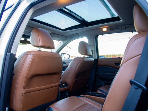 Used 2023 Nissan Pathfinder Platinum w/ Lighting Package (N93) image 28