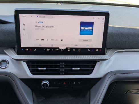 Used 2025 Ford Explorer Active RWD image 18