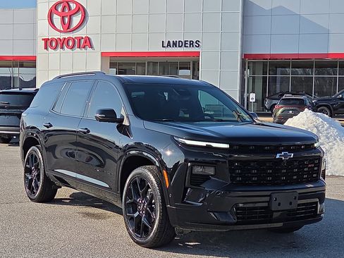 Used 2024 Chevrolet Traverse RS image 1