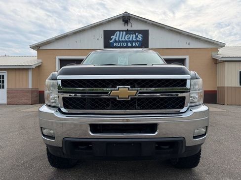 Used 2011 Chevrolet Silverado 2500 LT w/ Interior Plus Package AWD/4WD image 2