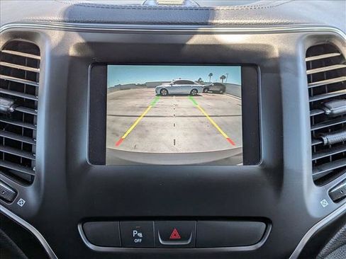 Used 2019 Jeep Cherokee Latitude Plus FWD image 13