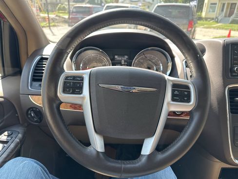 Used 2015 Chrysler Town & Country Touring w/ Driver Convenience Group FWD image 19