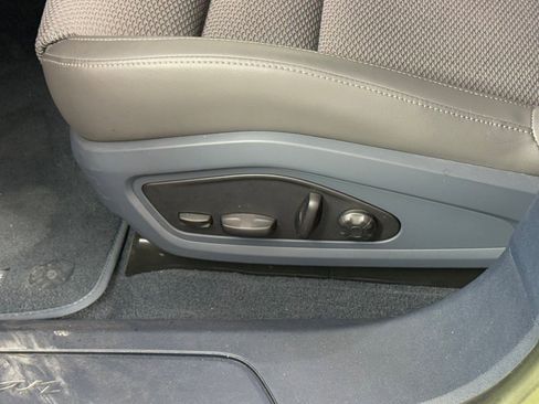 Used 2022 Porsche Taycan image 16