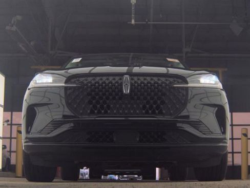 Used 2025 Lincoln Aviator AWD w/ Jet Appearance Package image 4