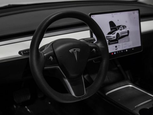 Used 2023 Tesla Model 3 Standard Range image 17