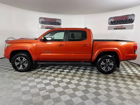 Used 2016 Toyota Tacoma TRD Sport image 7