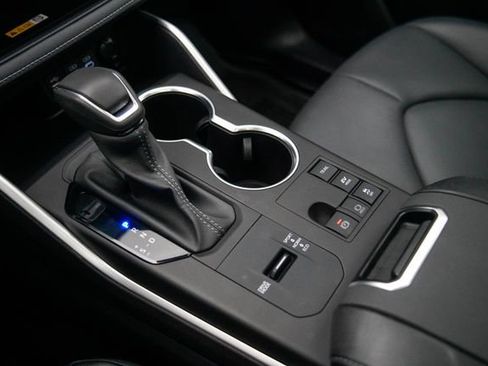 Certified 2024 Toyota Highlander XLE image 24