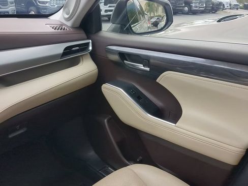 Used 2021 Toyota Highlander Platinum FWD image 20