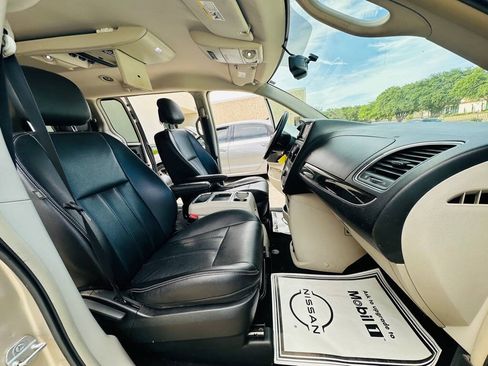 Used 2014 Chrysler Town & Country Touring FWD image 23